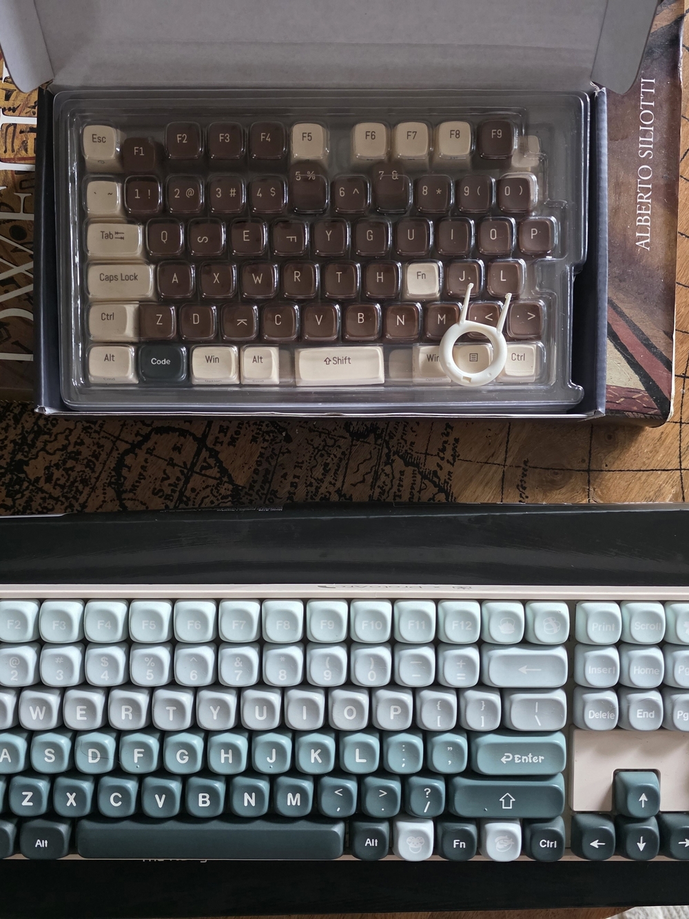 Retro Mechanical Keyboard With Brown & Cream Keycap Set & Spare Switches
